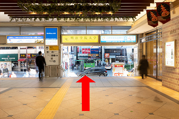 1．JR目黒駅東口を出ます